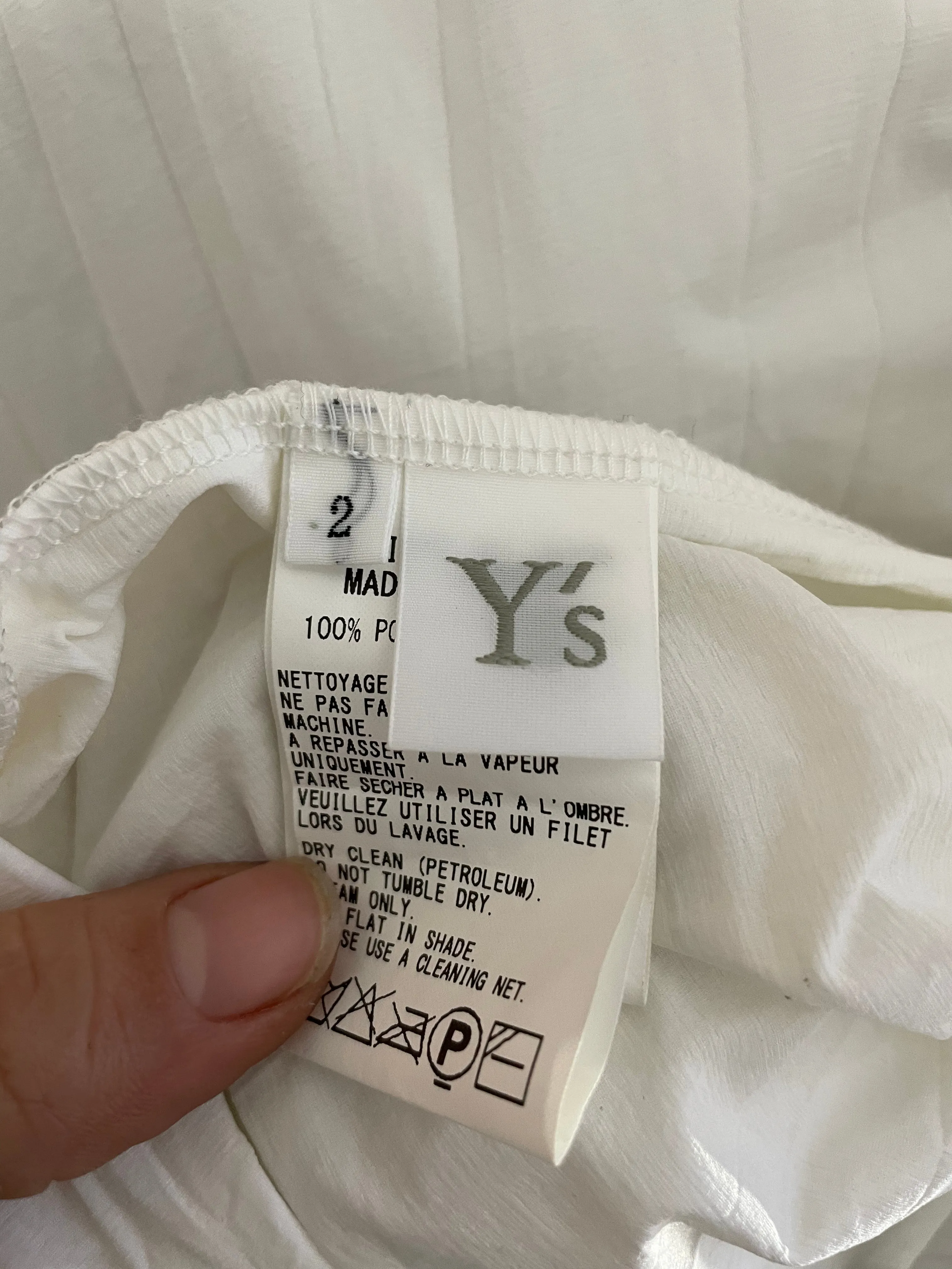 Y’s white stretchy shirt with round collar